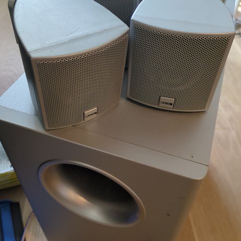 Subwoofer + høyttalere (se bilder)