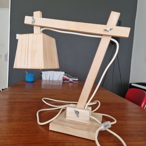 Lampe Muuto av tre selges