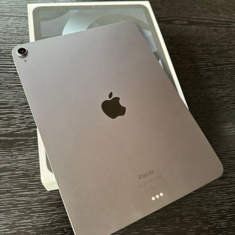 iPad Air 5 10,9"  (2022) - 256 GB med futteral i kunstskinn dbramante1928