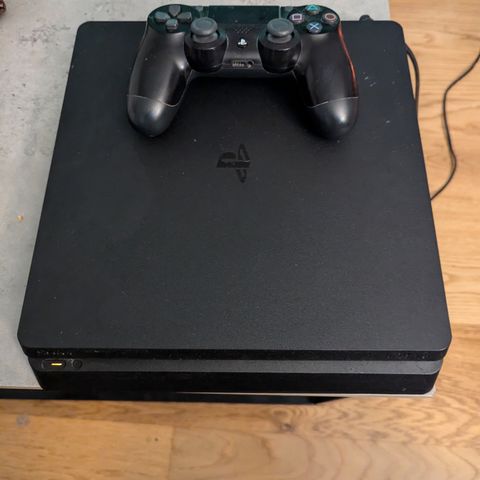 Playstation 4 Slim + kontroll selges