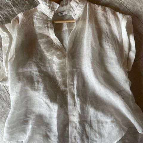 Zara bluse med volanger