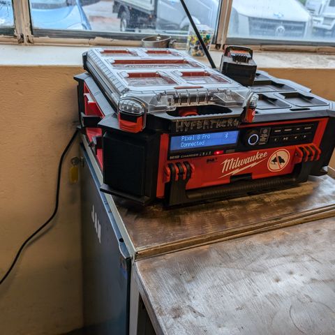 Milwaukee musikkanlegg med batterilader