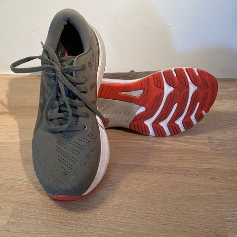 Nesten ny GEL-KAYANO 29 str 40,5