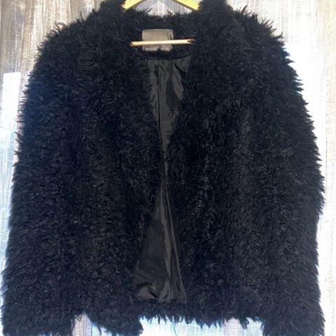 Svart Fake Fur jakke fra Vero Moda i str S selges.