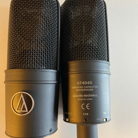 2 stk mikrofoner + bordfester, popfilter og mic oppheng fra K&M