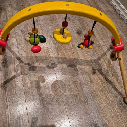 Babygym i tre selges kr 200,-