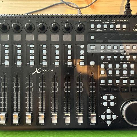 Behringer X-Touch (lite brukt)