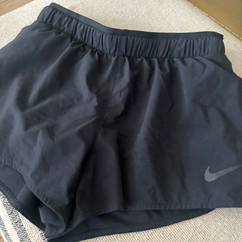 Som ny Nike Dry Fit løpeshorts str 36 /14-16 år