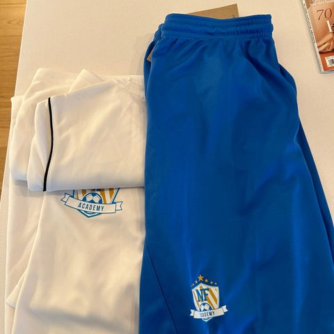 NF Academy shorts + to t-skjorter