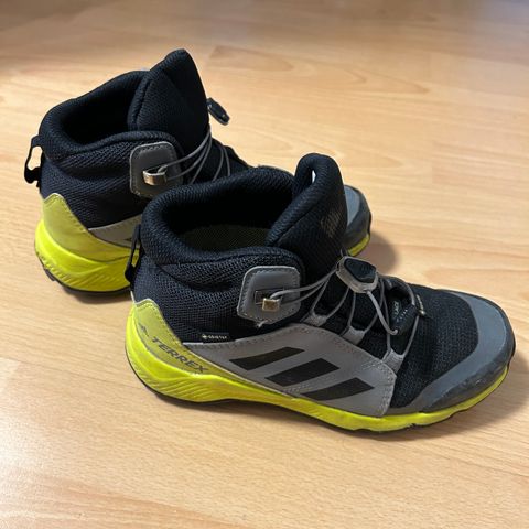 Goretex Adidas guttesko str: 33,5