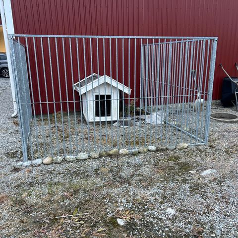 Hunde gård med Hus