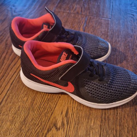 Nike revolution 4 joggesko barn