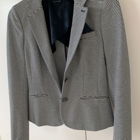 Ny Tommy Hilfiger blazer, blå og hvit stripete.