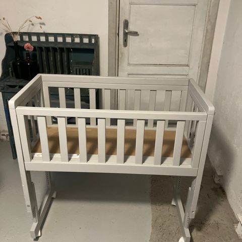 Troll bedside crib