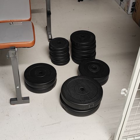 Treningsbenk fra Abarqs, mage trener AB- rulle og push up bars.