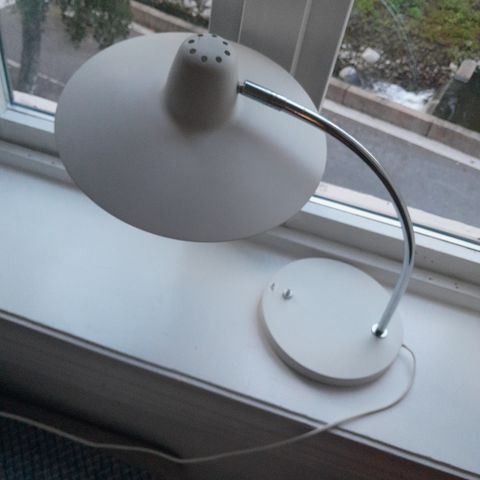 Pen hvit bordlampe fra Herstad