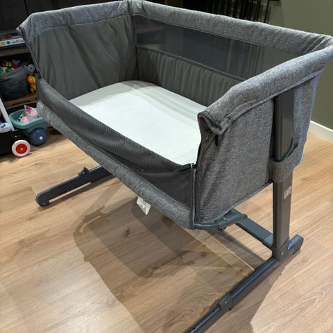 Yngri Tova bedside crib.