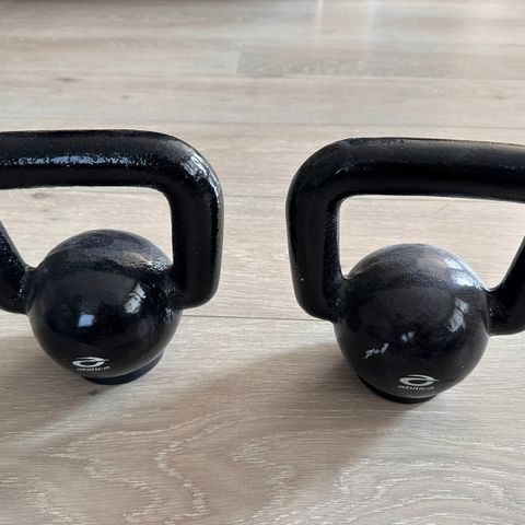 Ett par Abilica 8 KG kettlebell