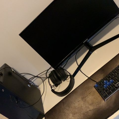 PC, skjerm, keyboard, mus, headset