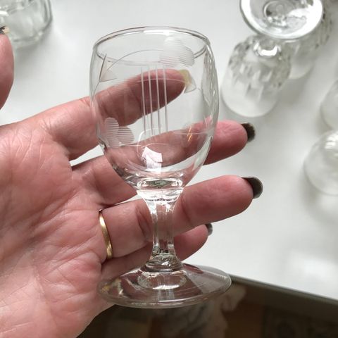 Vakre vintage graverte krystall glass på stett. Hadeland?