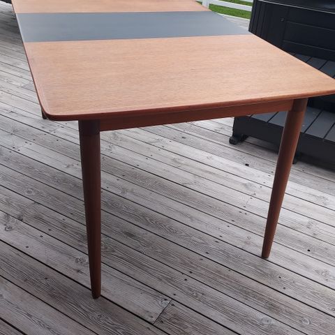 Ny pris kr 700. Teak spisebord