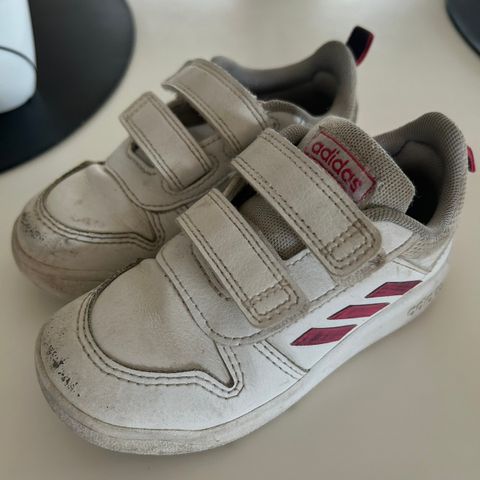 Adidas og Skofus sko