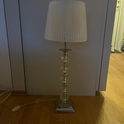 Nydelig lampe selges