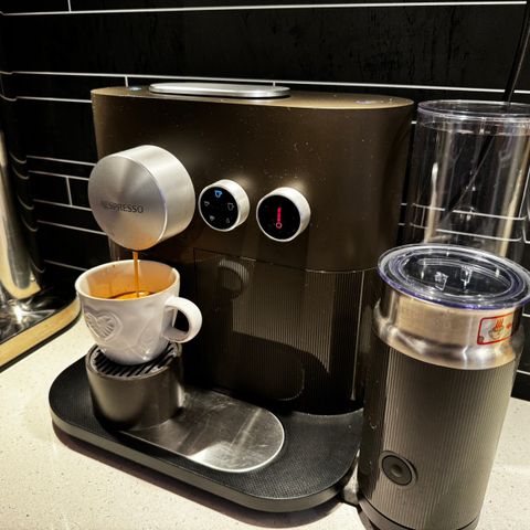 Nespresso Expert kapselmaskin m/melkeskummer