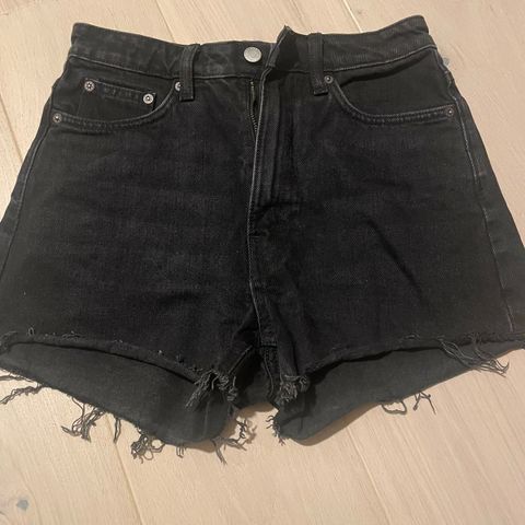 Svart jeans-shorts fra Weekday