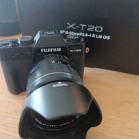 *Reservert* Pent brukt Fujifilm x-t20 med 18-55mm objektiv og mye utstyr