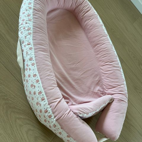 Voksi babynest rose moon