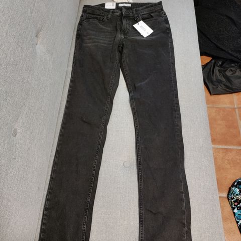 Helt ny ubrukt med lappen på jeans str M