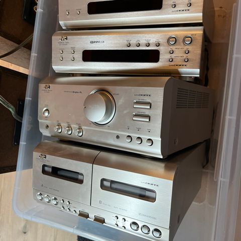 JVC stereo anlegg ,CD spiller ,forsterker,FMradio og dobbel kassettspiller.