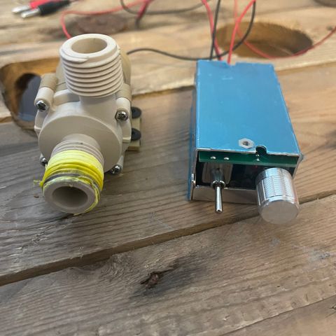 Mini vannpumpe med trinnløs regulator 12 volt