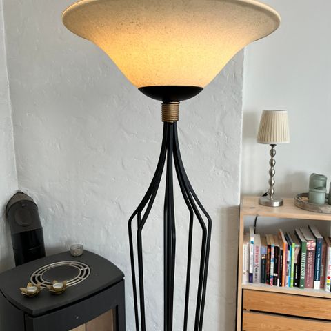 Stilig vintage stålampe med glasskuppel og jernfot