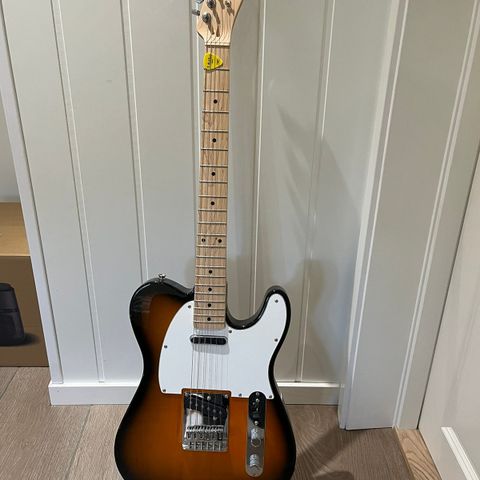 Squier affinity telecaster Sun Burst med forsterker, stativ og veske