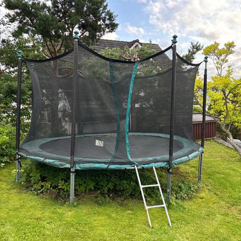 Trampoline gis bort ved demontering og henting.