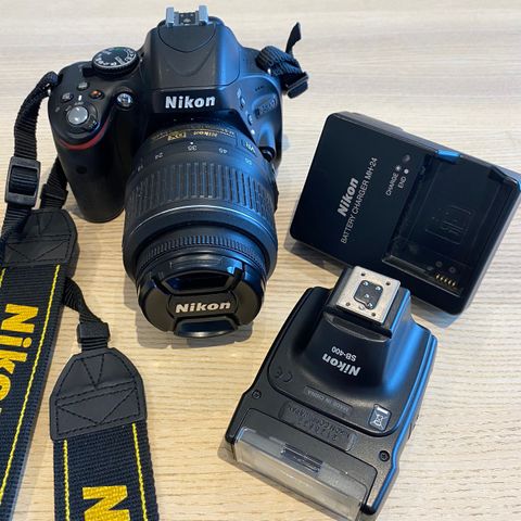 Nikon D5100 med objektiv, lader og blits