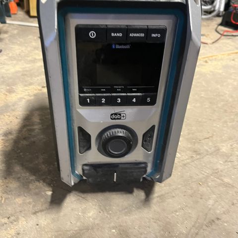 Makita dab radio med 3.0ah batteri.