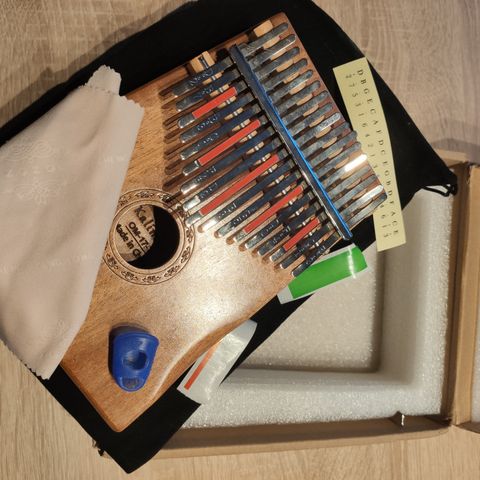 Kalimba 17 med etui og stemmehammer