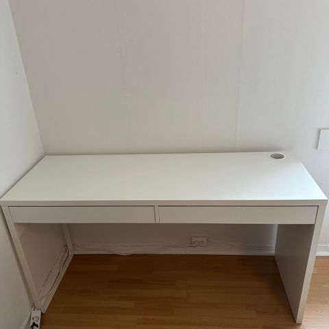 Micke skrivebord fra Ikea