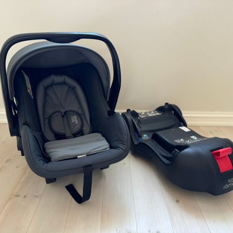 Britax Römer bilstol + isofix base til baby.