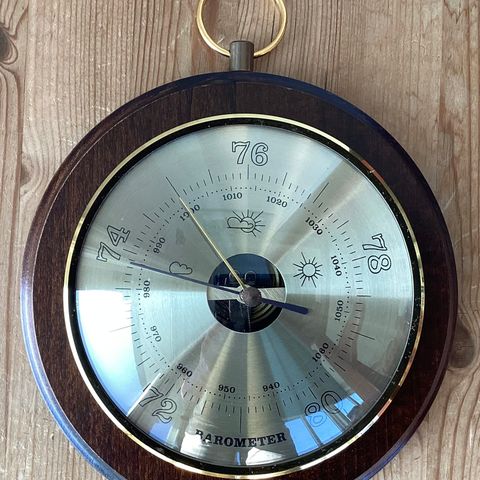 1 meget flott RUNDT BAROMETER, 17,5 cm H..4 cm. Mørk treramme rundt.