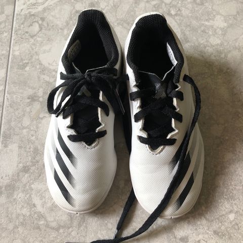 Addidas fotballsko inne og  Umbro ute 28,5