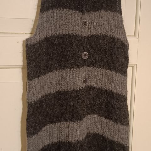 Lang vest strikket i summer breeze fra A knit story str. M.