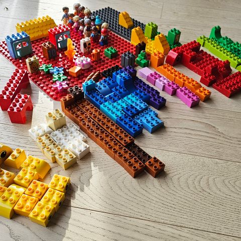 Duplo legoklosser, bl.a. mange menneskefigurer, byggeplater, selges samlet