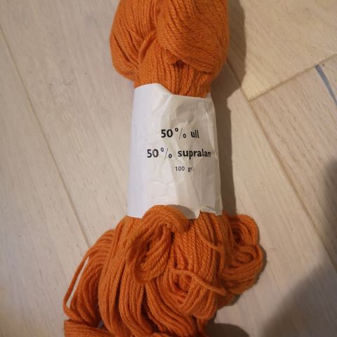 1 nøste Oransje garn 50%ull