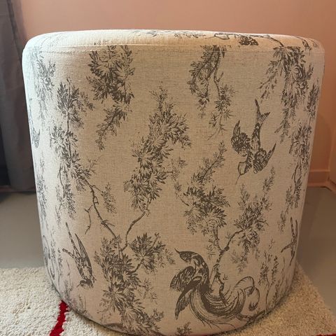 Rund puff i Toile de jouy-stoff