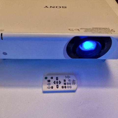 Sony VPL-CH355 data projector 4000 ANSI lumens 3LCD WUXGA / 335 timer brukt.