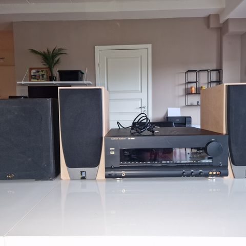 Receiver med høyttalere/subwoofer selges